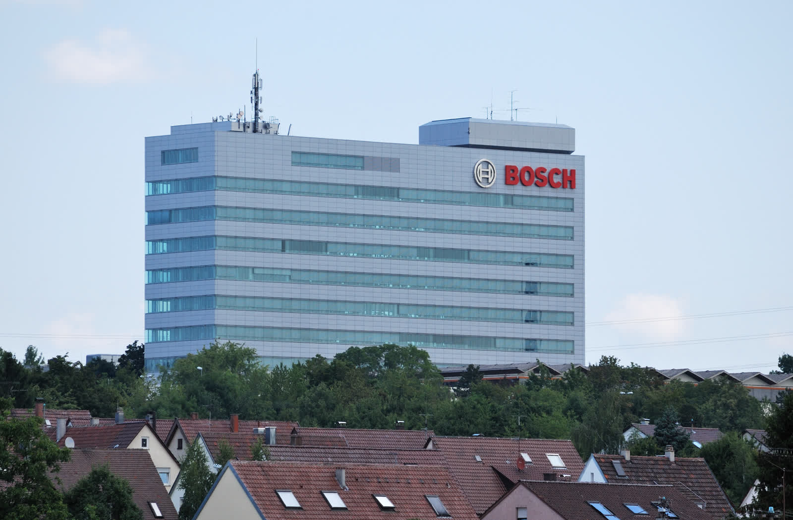 Der Bosch-Entwicklungsstandort Schwieberdingen – der markante Bosch-Turm über den Dächern des Ortes